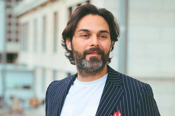 شاهد .. مازن معضم يحمس الجمهور لشخصيته في مسلسله الرمضاني "بدم بارد"