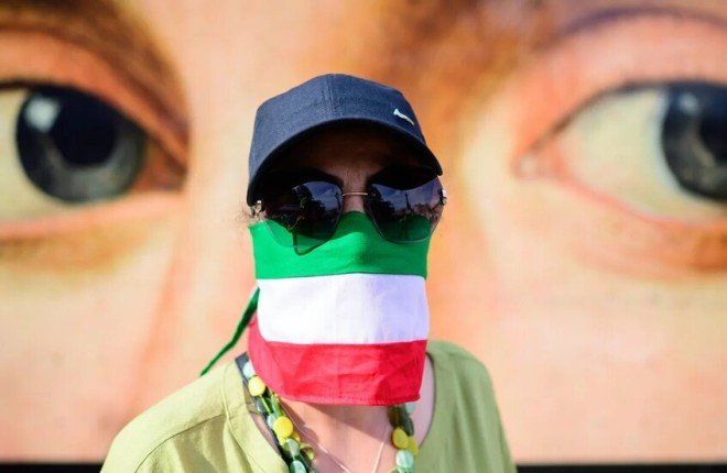 إيران.. 74 جلدة لنجم شهير حرض على خلع الحجاب