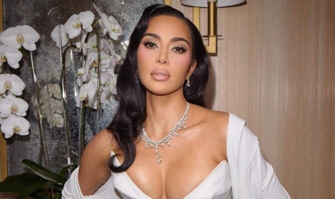 شاهد .. كيم كارداشيان تخطف الأضواء بفستانها من Chanel بسعر خيالي