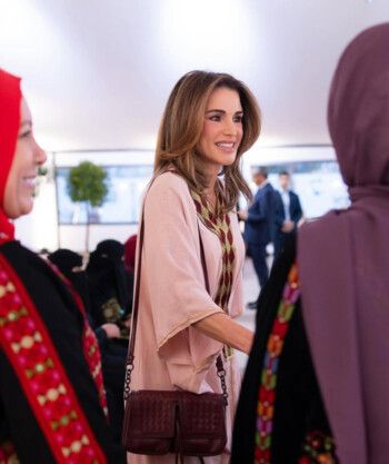 شاهد .. الملكة رانيا بإطلالة رمضانية مميزة بألوان زاهية