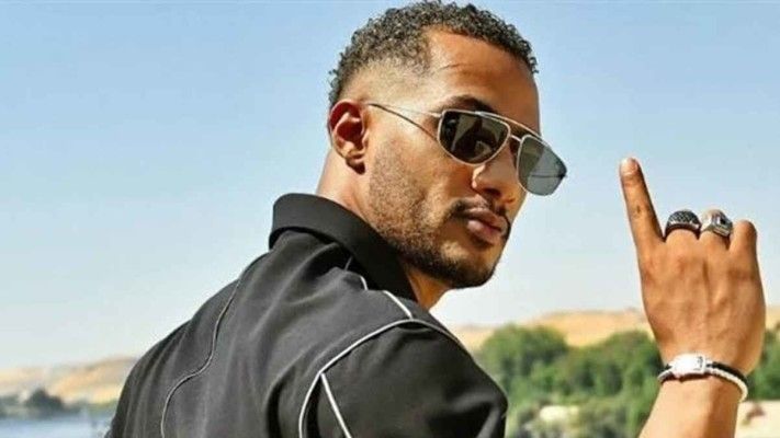 شاهد .. محمد رمضان يفاجئ بطل سباحة من ذوي الهمم بمكافأة مالية