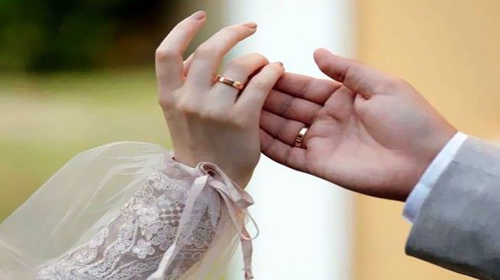 شاهد .. فنانة شهيرة تنهار بكاءً خلال حديثها عن زواج والدتها من خطيبها- بالفيديو