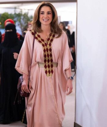 شاهد .. الملكة رانيا بإطلالة رمضانية مميزة بألوان زاهية