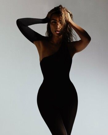 شاهد .. مايا دياب تستعرض رشاقتها بجامبسوت بغاية الاناقة