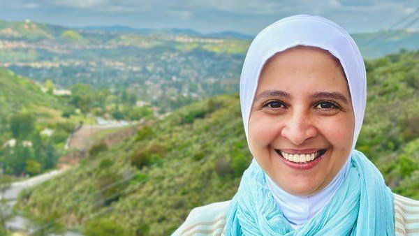 الفنانة المصرية المعتزلة حنان ترك تحتفل بعيد ميلادها الـ 50