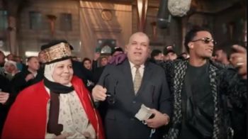 شاهد .. محمد رمضان يثير دموع رجل في الشارع بعد فوز زوجته