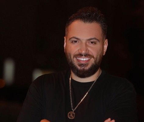 شاهد .. بكلمات مميزة .. فارس إسكندر يهنئ المرأة في عيدها