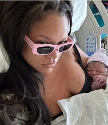 شاهد .. تفاصيل غير عادية لـ ريهانا في غرفة الولادة مع ولديها