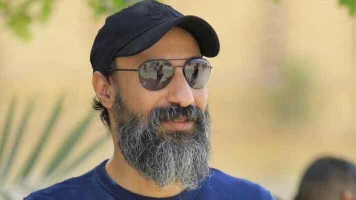 شاهد .. مؤلف " أهل الخطايا " أحمد أنور يرد على تشبيه العمل بـ "المداح "