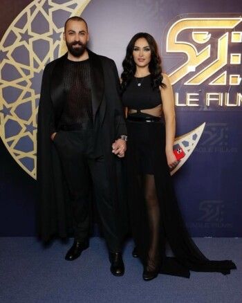 شاهد .. فارق العمر لم يشكل عائقاً بينهما.. إليكم قصة حب مهيار خضور وزوجته وأجمل صورهما