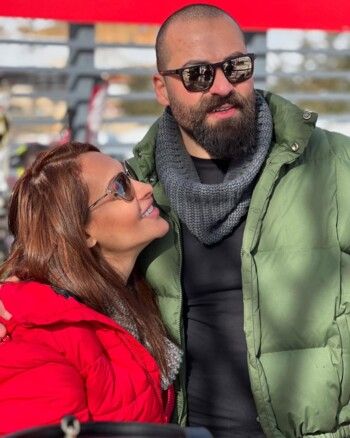 شاهد .. فارق العمر لم يشكل عائقاً بينهما.. إليكم قصة حب مهيار خضور وزوجته وأجمل صورهما