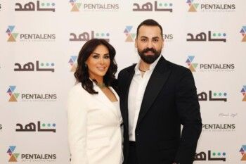 شاهد .. فارق العمر لم يشكل عائقاً بينهما.. إليكم قصة حب مهيار خضور وزوجته وأجمل صورهما