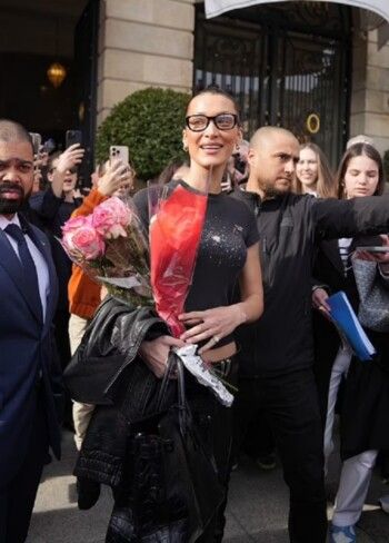 شاهد .. بيلا حديد تتلقى هدية من أحد معجبيها في باريس