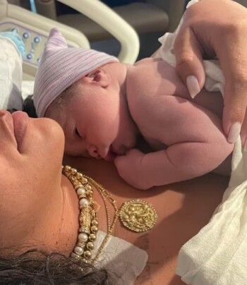 شاهد .. تفاصيل غير عادية لـ ريهانا في غرفة الولادة مع ولديها