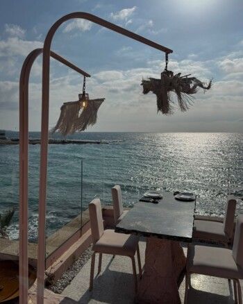 شاهد .. تيا ديب تستمتع بوقتها على شواطئ البترون