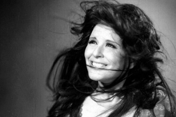 شاهد .. شبيهة سعاد حسني تحدث ضجة بالشبه الكبير معها