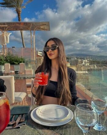 شاهد .. تيا ديب تستمتع بوقتها على شواطئ البترون