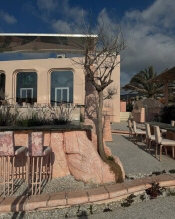 شاهد .. تيا ديب تستمتع بوقتها على شواطئ البترون