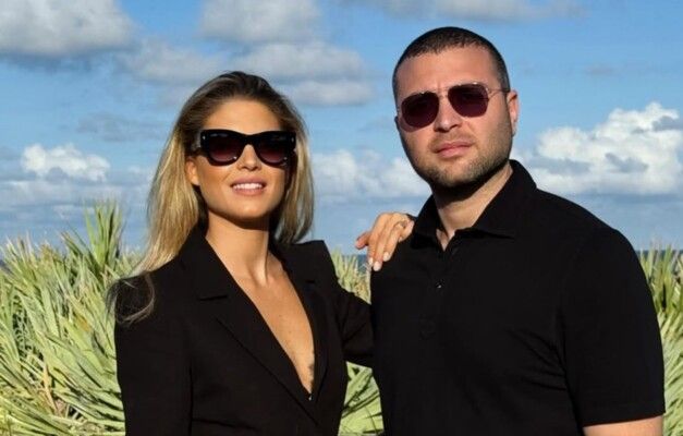 شاهد .. إيلي صعب جونيور وزوجته كريتسينا وإبنتهما حاضرون في عرض أزياء إيلي صعب