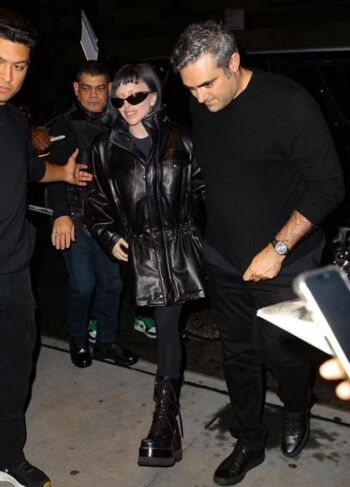 شاهد .. ليدي غاغا تلفت الأنظار بأحدث ظهور لها مع خطيبها