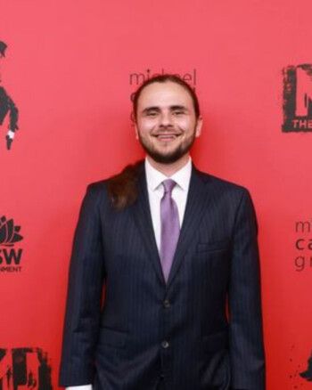 شاهد .. ابن مايكل جاكسون في ظهور نادر له بمسرحية عن والده