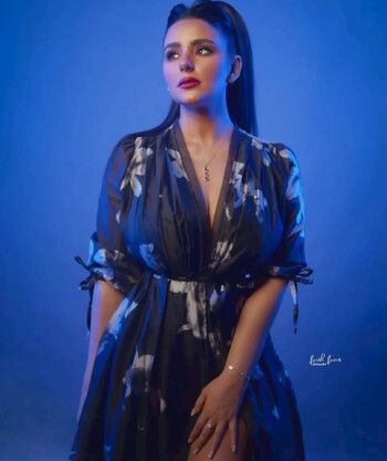 شاهد .. شبيهة سعاد حسني تحدث ضجة بالشبه الكبير معها