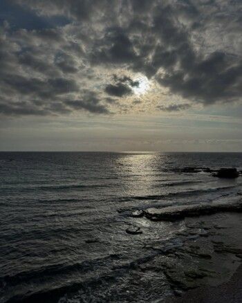 شاهد .. تيا ديب تستمتع بوقتها على شواطئ البترون