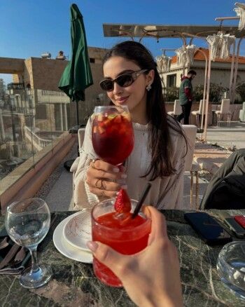 شاهد .. تيا ديب تستمتع بوقتها على شواطئ البترون