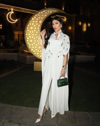 شاهد .. هبة نور تستمتع بالاجواء الرمضانية بعبائة بيضاء أنيقة في دبي