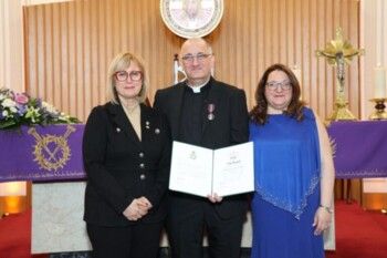 شاهد .. النائبة آني كوتراكيس تمنح الأب إيلي يشوع وسام التتويج الملكي