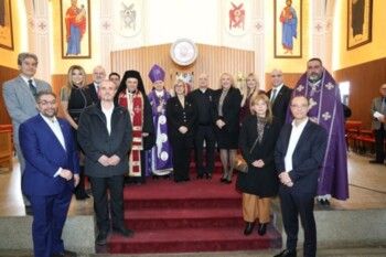 شاهد .. النائبة آني كوتراكيس تمنح الأب إيلي يشوع وسام التتويج الملكي