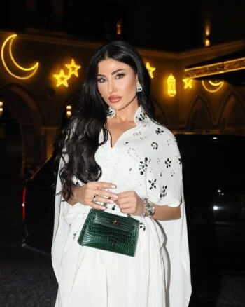 شاهد .. هبة نور تستمتع بالاجواء الرمضانية بعبائة بيضاء أنيقة في دبي