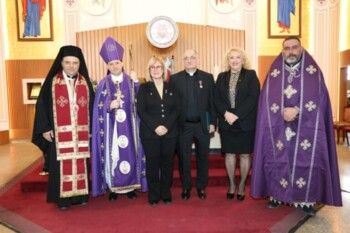 شاهد .. النائبة آني كوتراكيس تمنح الأب إيلي يشوع وسام التتويج الملكي