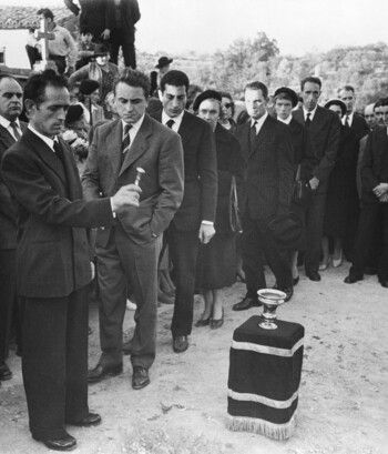 شاهد .. قصة نجاح إيف سان لوران بدأت من كريستيان ديور.. هذا ما حصل بعد وفاة الأخير