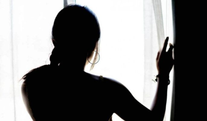 شاهد .. احتجاز فنانة شهيرة من قبل جارتها وعائلتها تطالب بإنقاذها