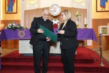 شاهد .. النائبة آني كوتراكيس تمنح الأب إيلي يشوع وسام التتويج الملكي