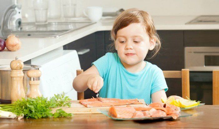 دراسة حديثة: تناول السمك بانتظام يعزز السلوك الاجتماعي لدى الأطفال
