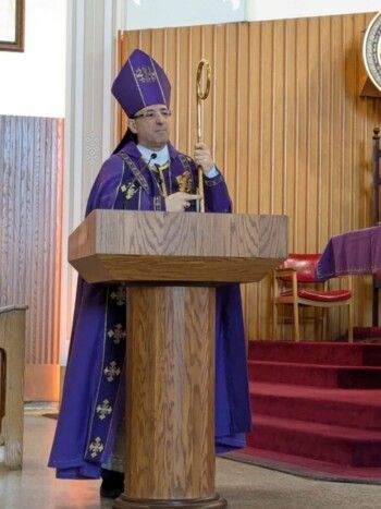 شاهد .. النائبة آني كوتراكيس تمنح الأب إيلي يشوع وسام التتويج الملكي