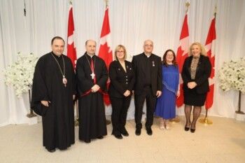 شاهد .. النائبة آني كوتراكيس تمنح الأب إيلي يشوع وسام التتويج الملكي