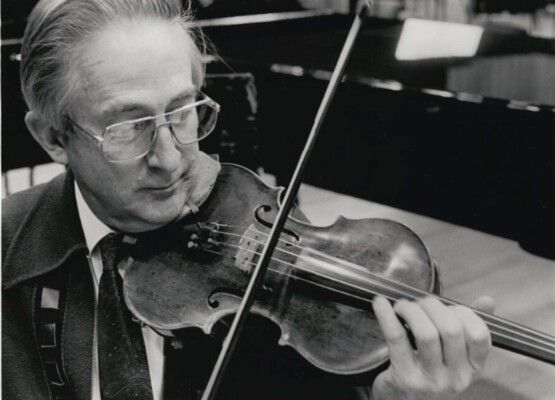 شاهد .. وفاة الموسيقار الأسترالي دونالد هازلوود عن عمر يناهز 95 عامًا