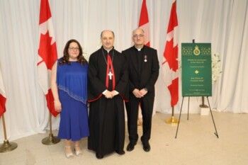 شاهد .. النائبة آني كوتراكيس تمنح الأب إيلي يشوع وسام التتويج الملكي