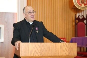 شاهد .. النائبة آني كوتراكيس تمنح الأب إيلي يشوع وسام التتويج الملكي