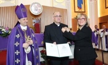 شاهد .. النائبة آني كوتراكيس تمنح الأب إيلي يشوع وسام التتويج الملكي