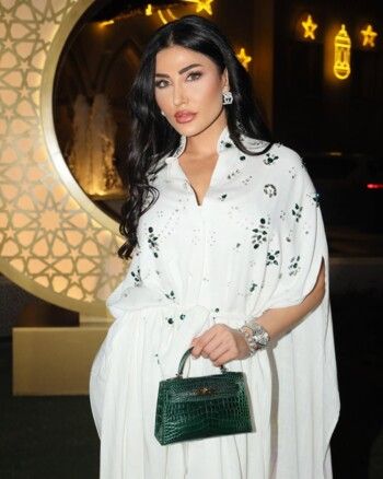 شاهد .. هبة نور تستمتع بالاجواء الرمضانية بعبائة بيضاء أنيقة في دبي