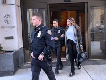 شاهد .. إعلامية شهيرة تستغيث لإنقاذها