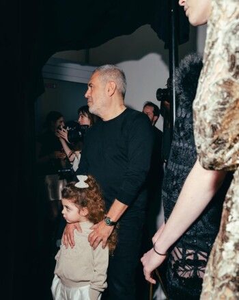 شاهد .. حفيدة إيلي صعب تتألق بعرض أزياء جدها بملابس من تصميمه