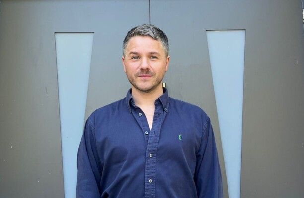 شاهد .. ديفيد أميس يكشف تطورات حالته الصحية بعد نقله إلى المستشفى