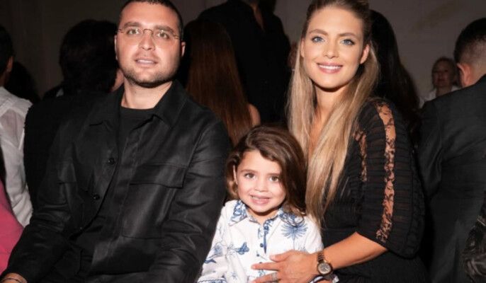 شاهد .. حفيدة إيلي صعب تتألق بعرض أزياء جدها بملابس من تصميمه