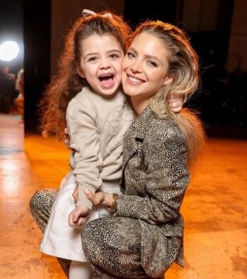 شاهد .. حفيدة إيلي صعب تتألق بعرض أزياء جدها بملابس من تصميمه