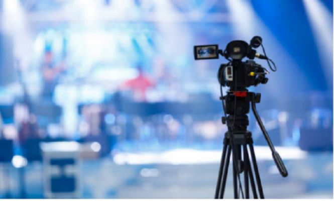 شاهد .. إعلامية شهيرة تستغيث لإنقاذها